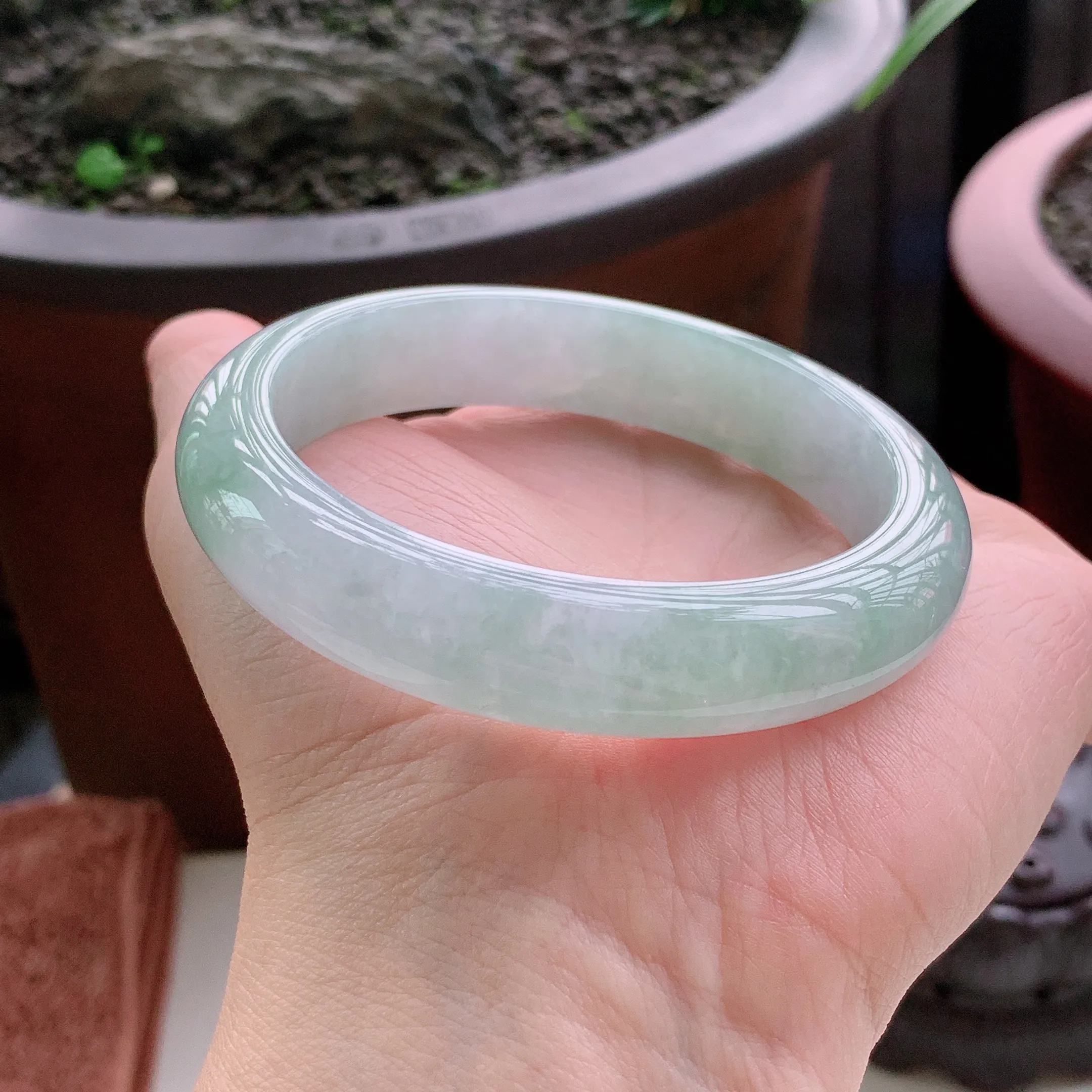 正圈56圈口，天然A货翡翠冰润飘绿玉手镯，水润秀丽，飘花灵动，种水十足，视觉甜美可人，恰到好处的美，十分高雅耐看，条形优美，上手优雅大方。58.63
