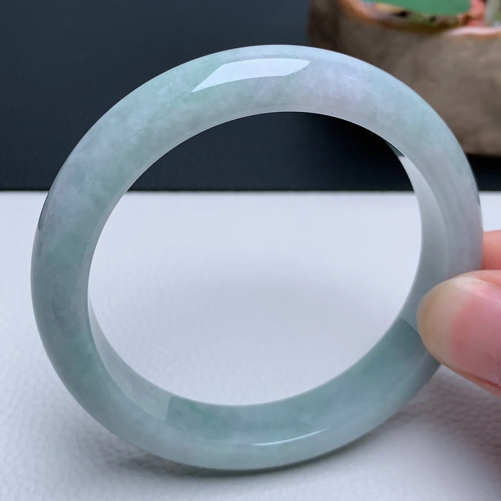天然翡翠圈口59-60老坑手镯 玉质细腻 种水好 尺寸：59.3-12.5-8.6mm  M66