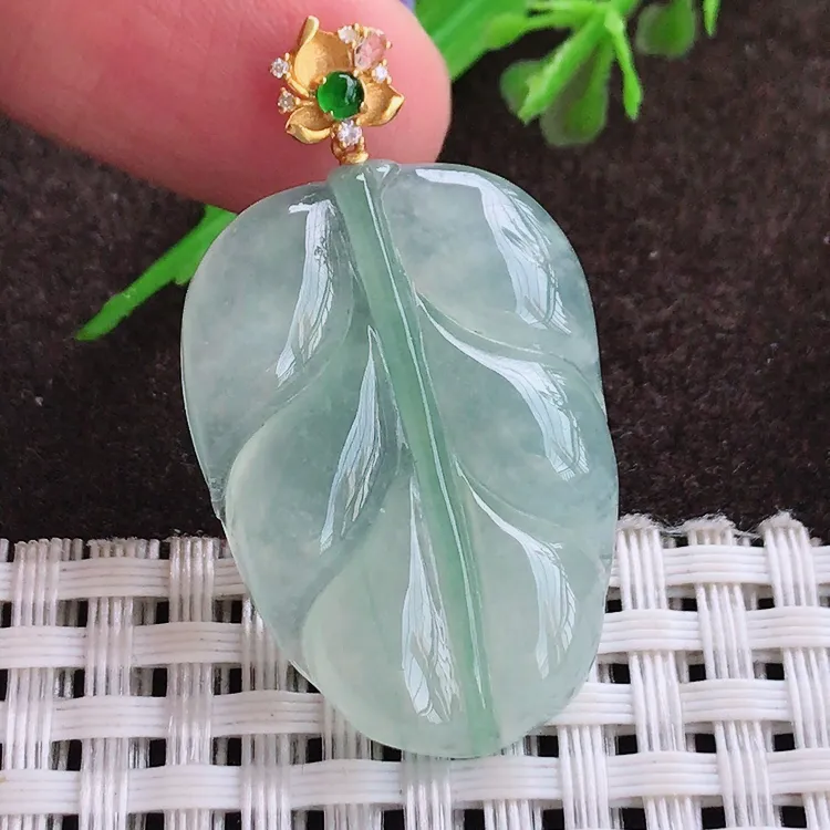 自然光实拍，老坑18k金镶嵌冰润起胶晴底叶子吊坠，玉质细腻，冰莹起胶，色泽鲜美，均匀靓丽，雕工精湛，意境优美，清秀灵气，高档大气，尺寸21.2/22.3/5.3