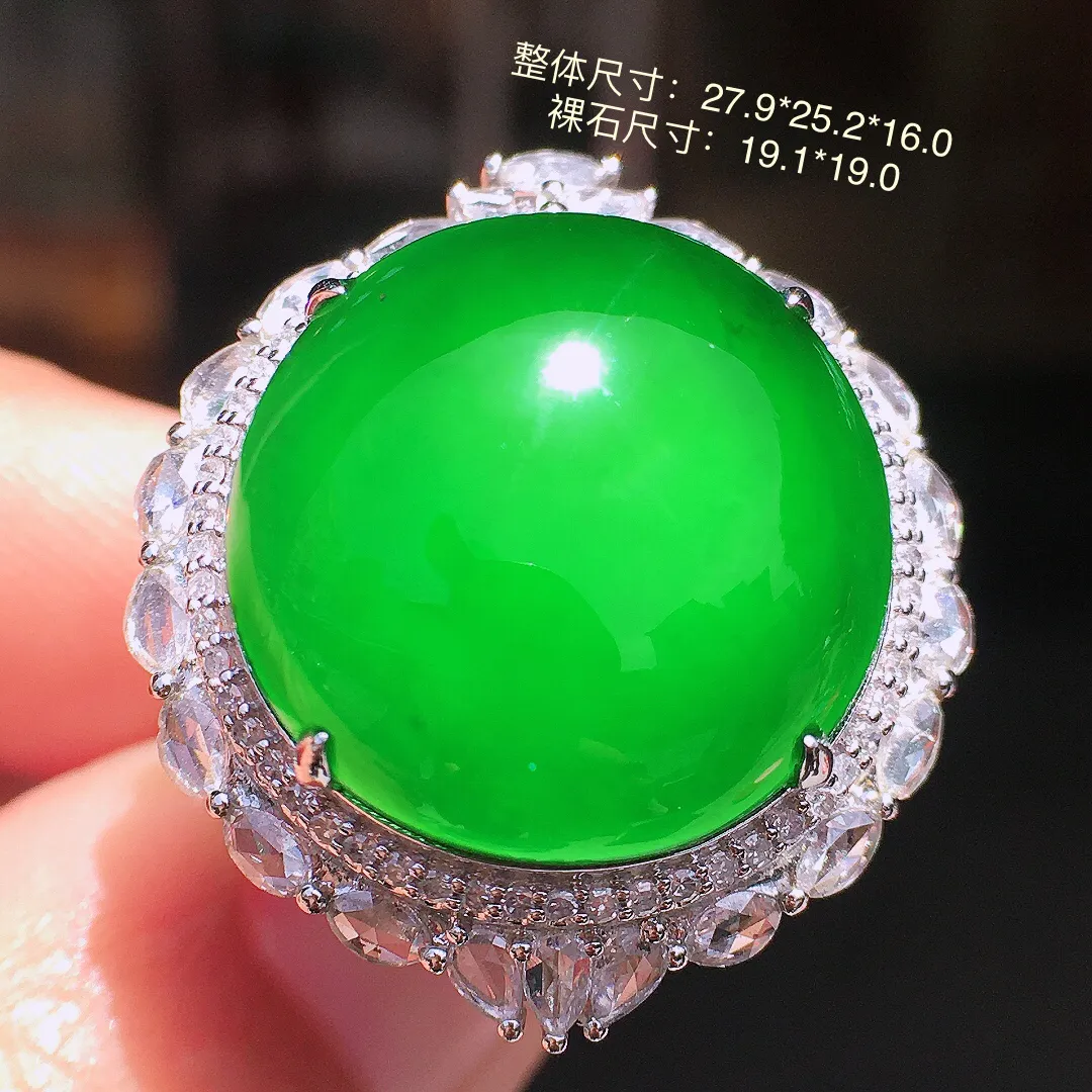 满绿蛋面戒指/吊坠两用款，色泽均匀浓郁，玉质细腻，荧光感超
强，饱满水润，气质满满。18k
金豪华镶嵌