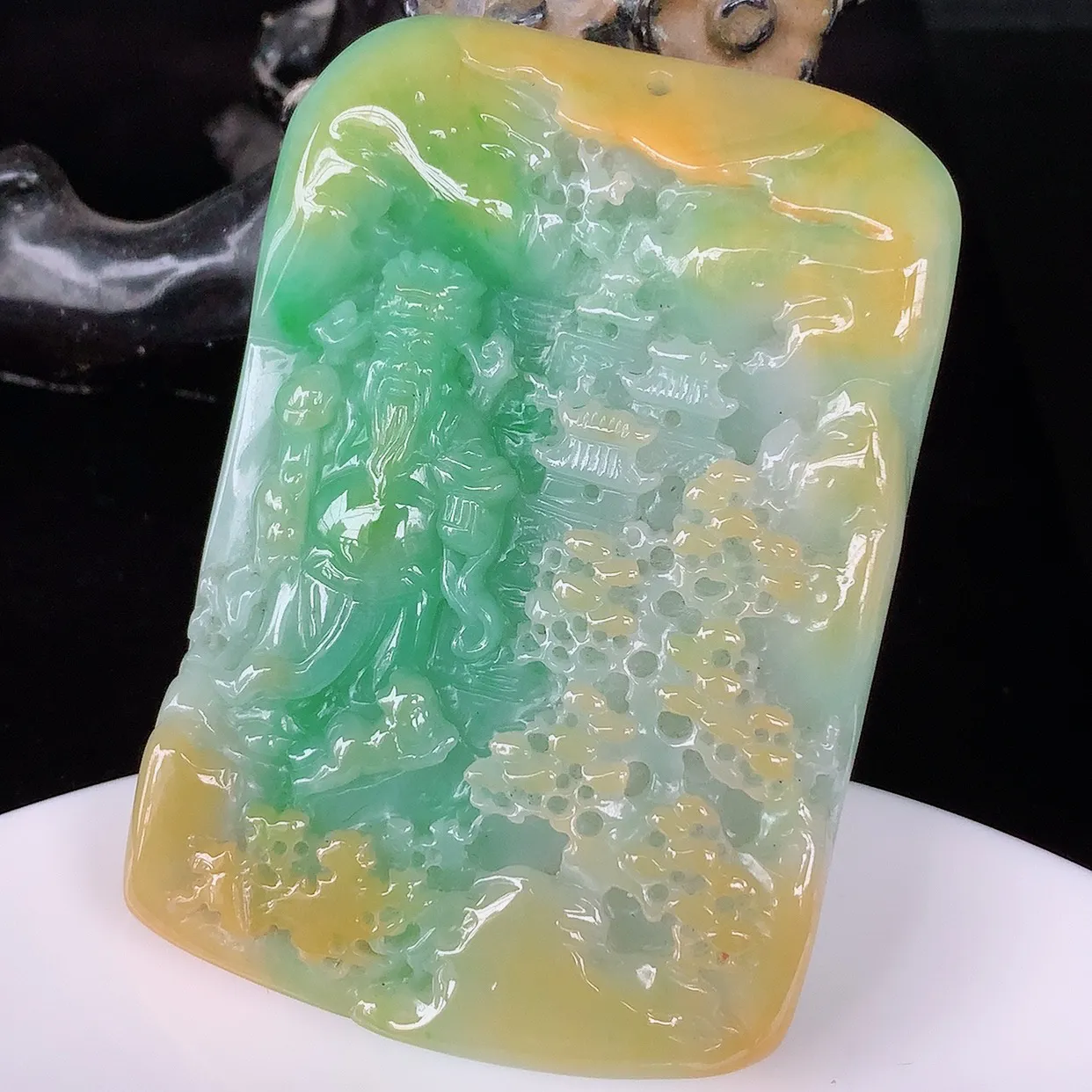 自然光实拍，冰润冰糯种双彩黄加绿翡翠山水财神爷吊坠，种老水足，翠色灵动，寓意美好，佩戴时尚出众！#97.12
