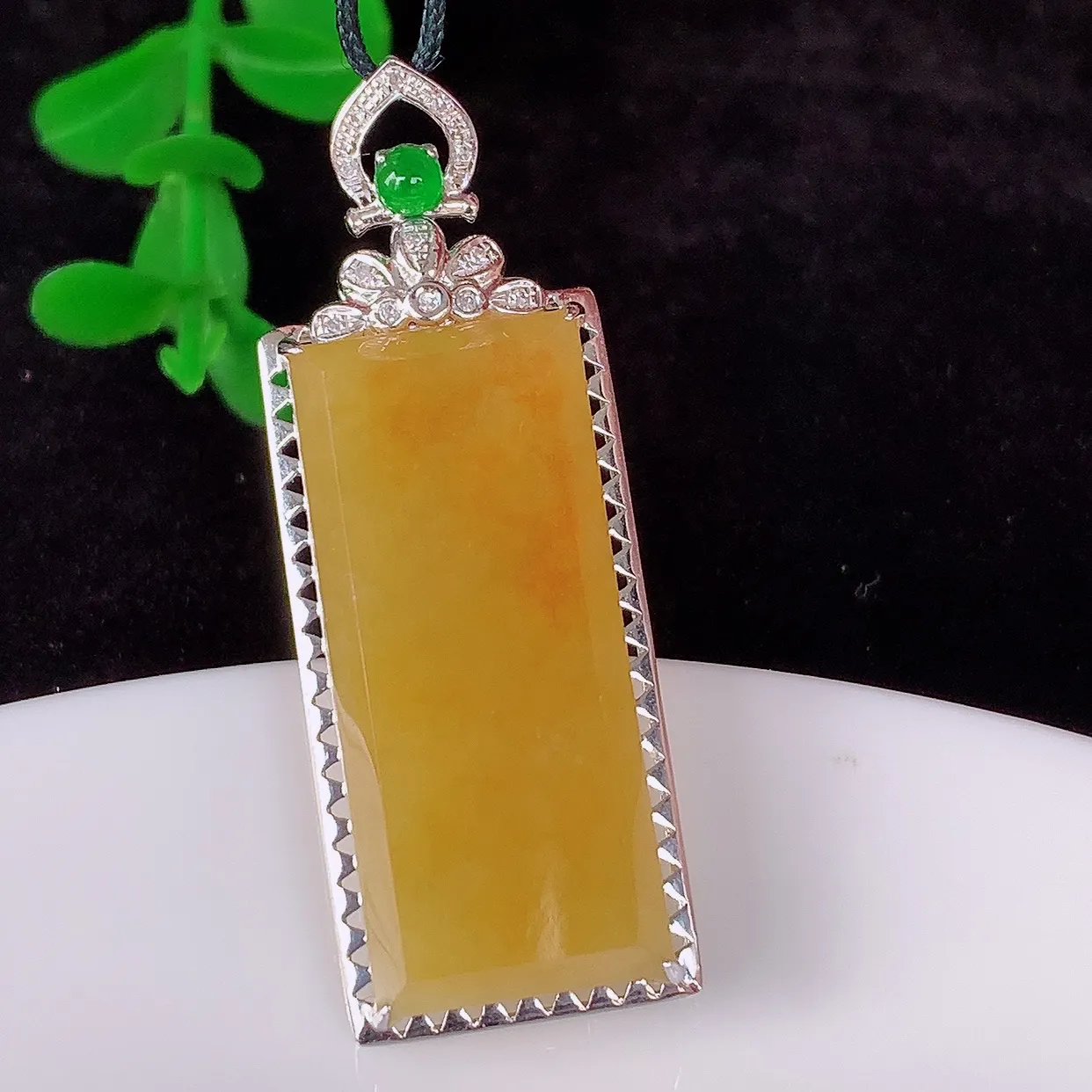 自然光实拍，18K金镶嵌水润冰糯种黄翡翡翠平安无事牌吊坠，翡翠无事牌，平平安安，无事牌翠色灵动，佩戴平安时尚！#00.10整体40.5*14.5*6 裸石27*12