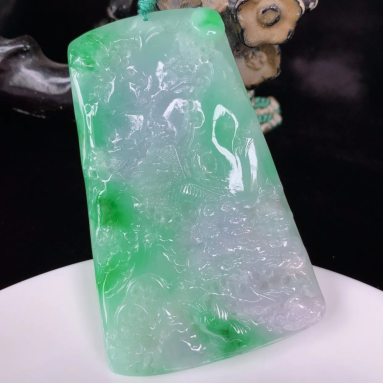 自然光实拍，冰润冰糯种春彩翡翠山水牌吊坠，翡翠山水，立体生动形象，山水素材布局合理，意境感佳，佩戴上身效果更高贵 #57.12