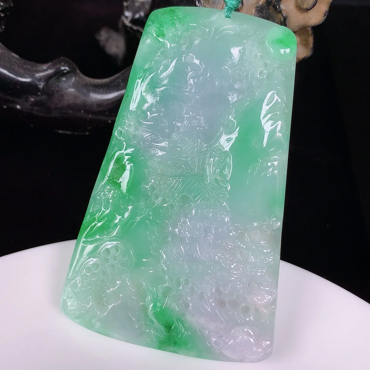 自然光实拍，冰润冰糯种春彩翡翠山水牌吊坠，翡翠山水，立体生动形象，山水素材布局合理，意境感佳，佩戴上身效果更高贵 #57.12