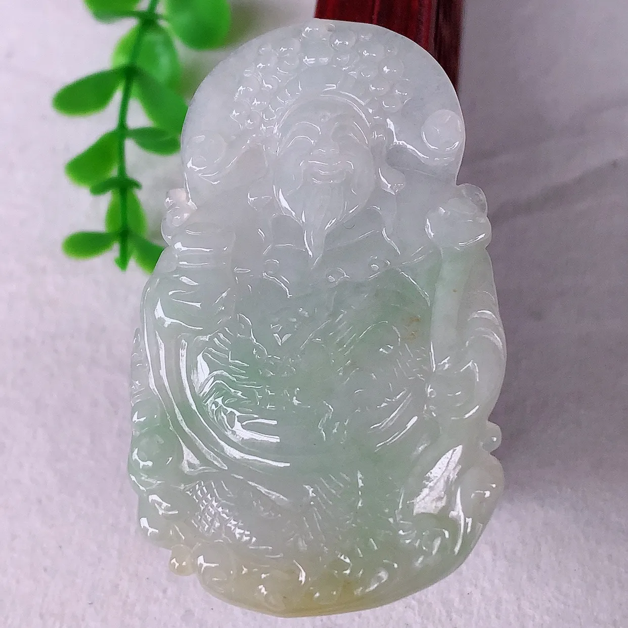自然光实拍，冰润冰糯种双彩黄加绿翡翠财神爷吊坠，种老水足，翠色灵动，寓意美好，佩戴时尚出众！#68.