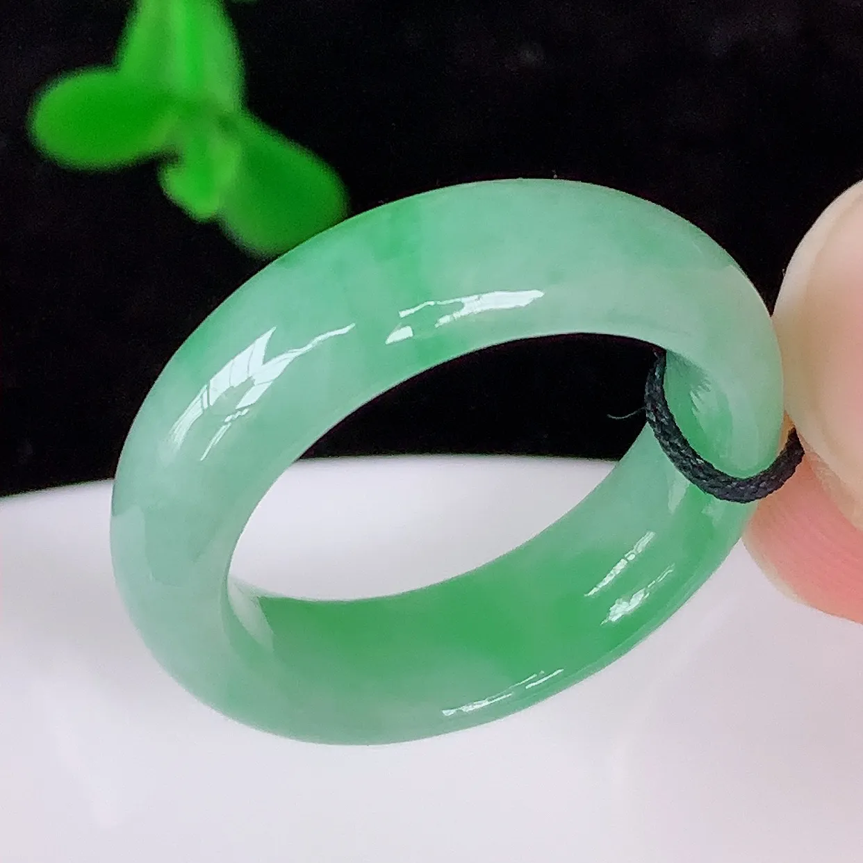 自然光实拍，冰润冰糯种飘绿17.5mm内径翡翠指环，玉戒指，玉质莹润，好精美好冰润的指环，14圈口，上手纤巧！#45.12