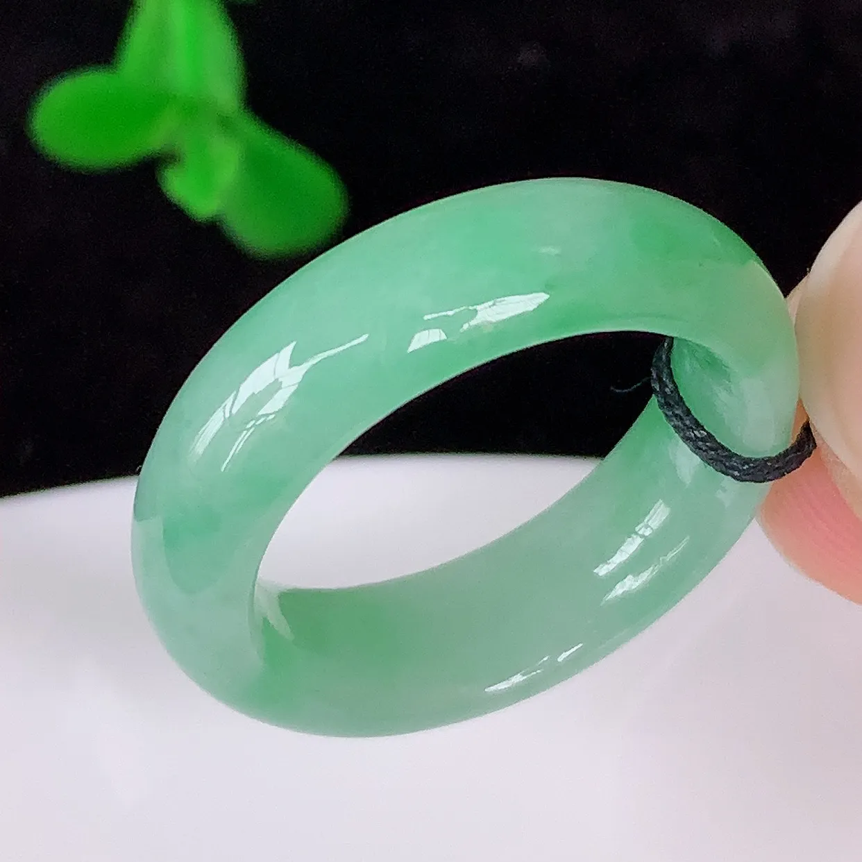 自然光实拍，冰润冰糯种飘绿17.5mm内径翡翠指环，玉戒指，玉质莹润，好精美好冰润的指环，14圈口，上手纤巧！#45.12