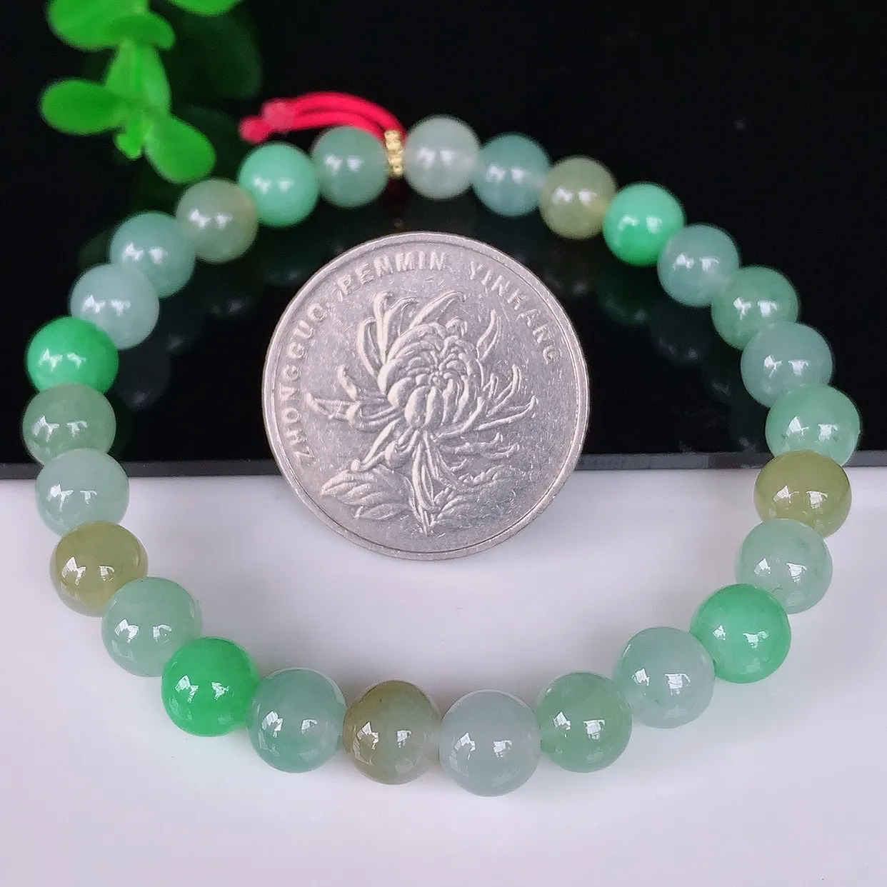 自然光实拍，冰润三彩圆珠翡翠手串手链，种老水足，冰清玉润  颜色漂亮  #46.10取一尺寸7mm