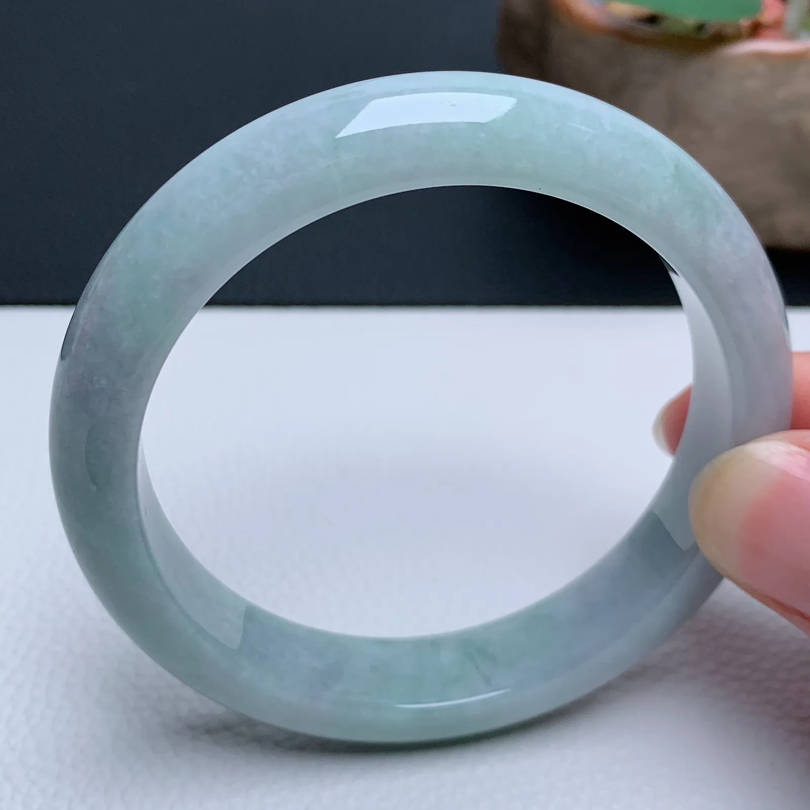 天然翡翠圈口59-60老坑手镯 玉质细腻 种水好 尺寸：59.3-12.5-8.6mm  M66
