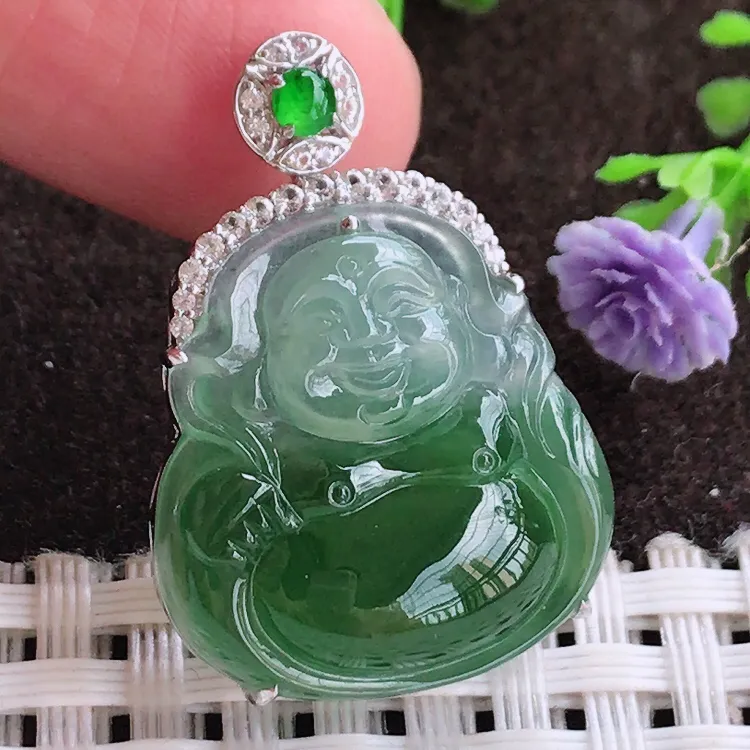 自然光实拍，老坑18k金镶嵌冰种果冻胶飘花佛公吊坠，玉质细腻，冰莹起胶，色泽鲜美，均匀靓丽，雕工精湛，意境优美，清秀灵气，高档大气，尺寸29.7/21/8.8
