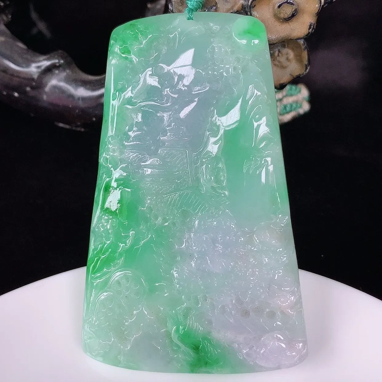 自然光实拍，冰润冰糯种春彩翡翠山水牌吊坠，翡翠山水，立体生动形象，山水素材布局合理，意境感佳，佩戴上身效果更高贵 #57.12