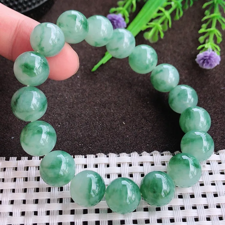 自然光实拍，老坑冰胶水灵飘花玉珠手链，玉质细腻，冰莹起胶，色泽鲜美，均匀靓丽，雕工精湛，意境优美，清秀灵气，高档大气，直径11.8/17颗