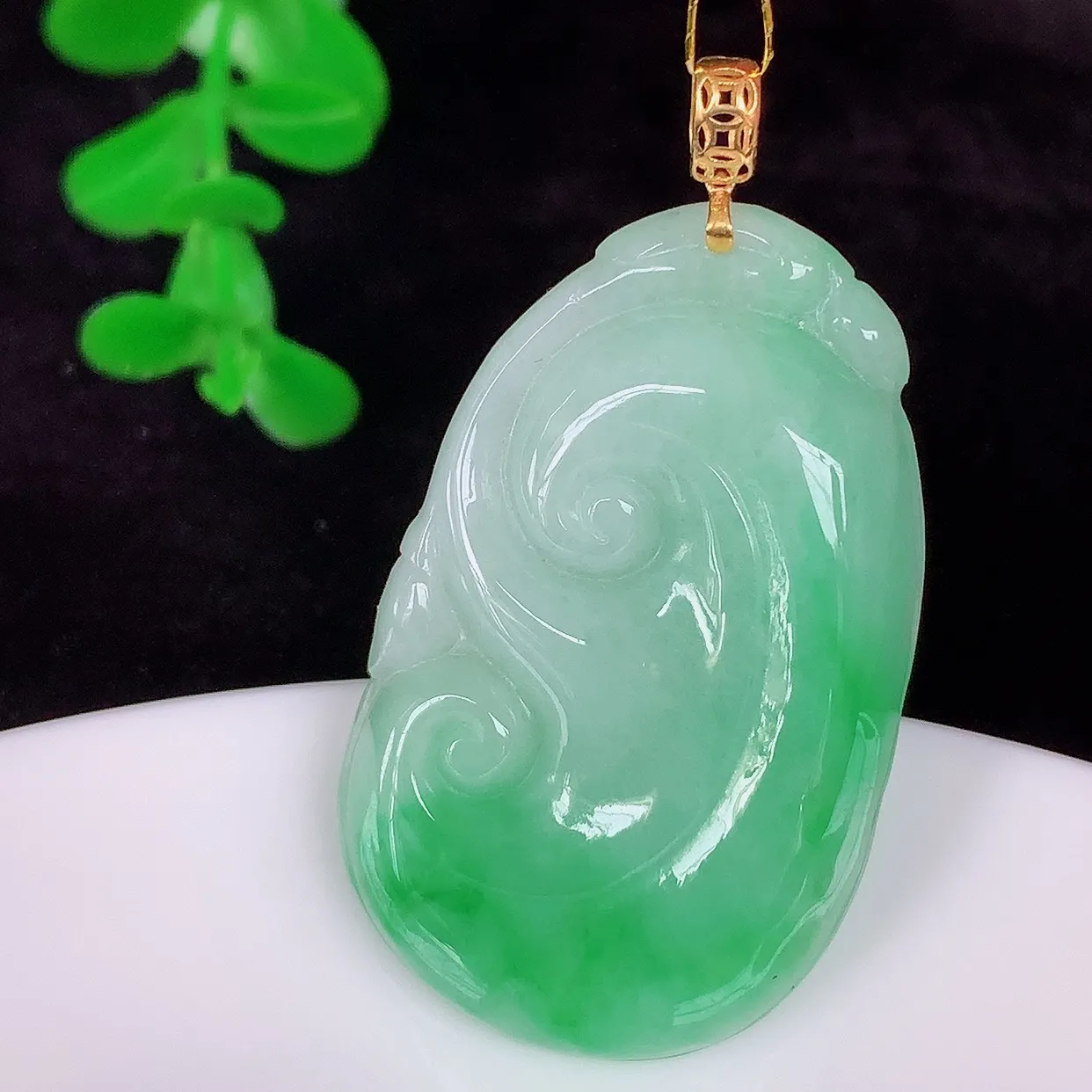 自然光实拍，18k金镶嵌冰糯种飘阳绿翡翠如意吊坠，寓意顺心如意，事事如意，吉祥如意，细腻饱满，色泽鲜艳， 称心如意佩戴优雅时尚！#35.10