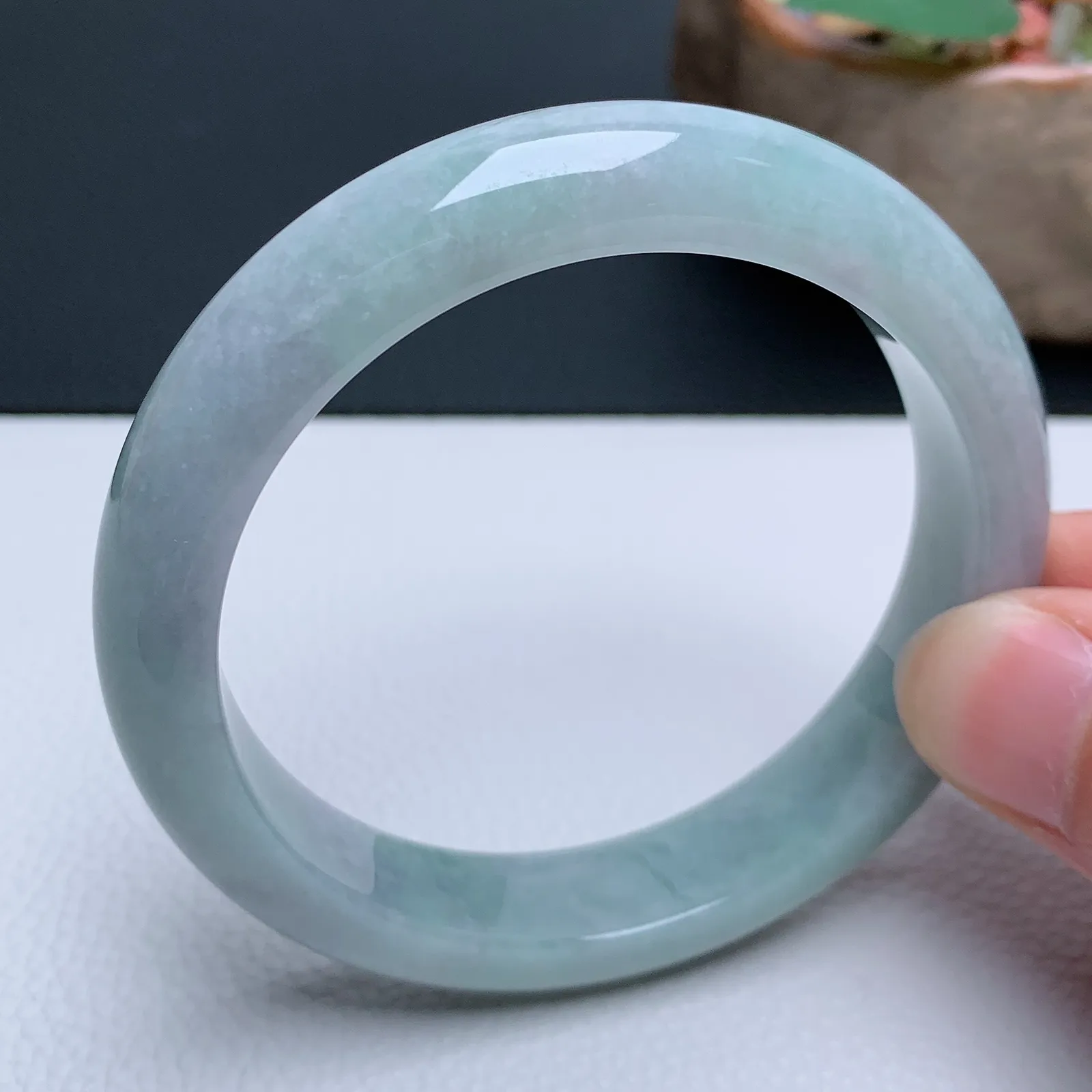 天然翡翠圈口59-60老坑手镯 玉质细腻 种水好 尺寸：59.3-12.5-8.5mm  M66