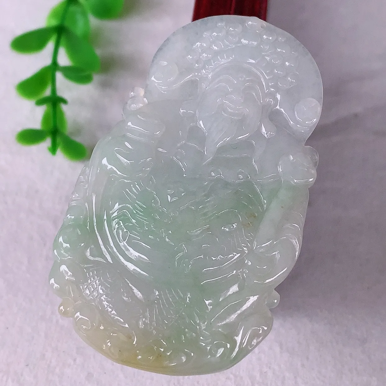 自然光实拍，冰润冰糯种双彩黄加绿翡翠财神爷吊坠，种老水足，翠色灵动，寓意美好，佩戴时尚出众！#68.12