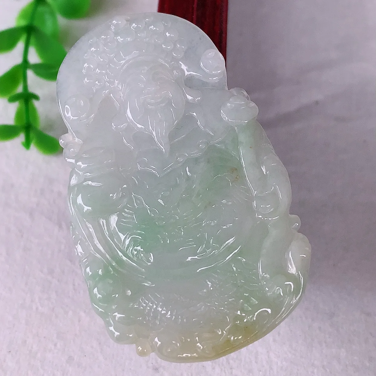 自然光实拍，冰润冰糯种双彩黄加绿翡翠财神爷吊坠，种老水足，翠色灵动，寓意美好，佩戴时尚出众！#68.12