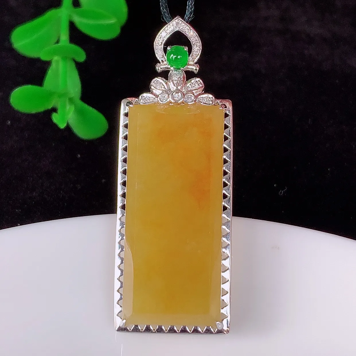 自然光实拍，18K金镶嵌水润冰糯种黄翡翡翠平安无事牌吊坠，翡翠无事牌，平平安安，无事牌翠色灵动，佩戴平安时尚！#00.10整体40.5*14.5*6 裸石27*12