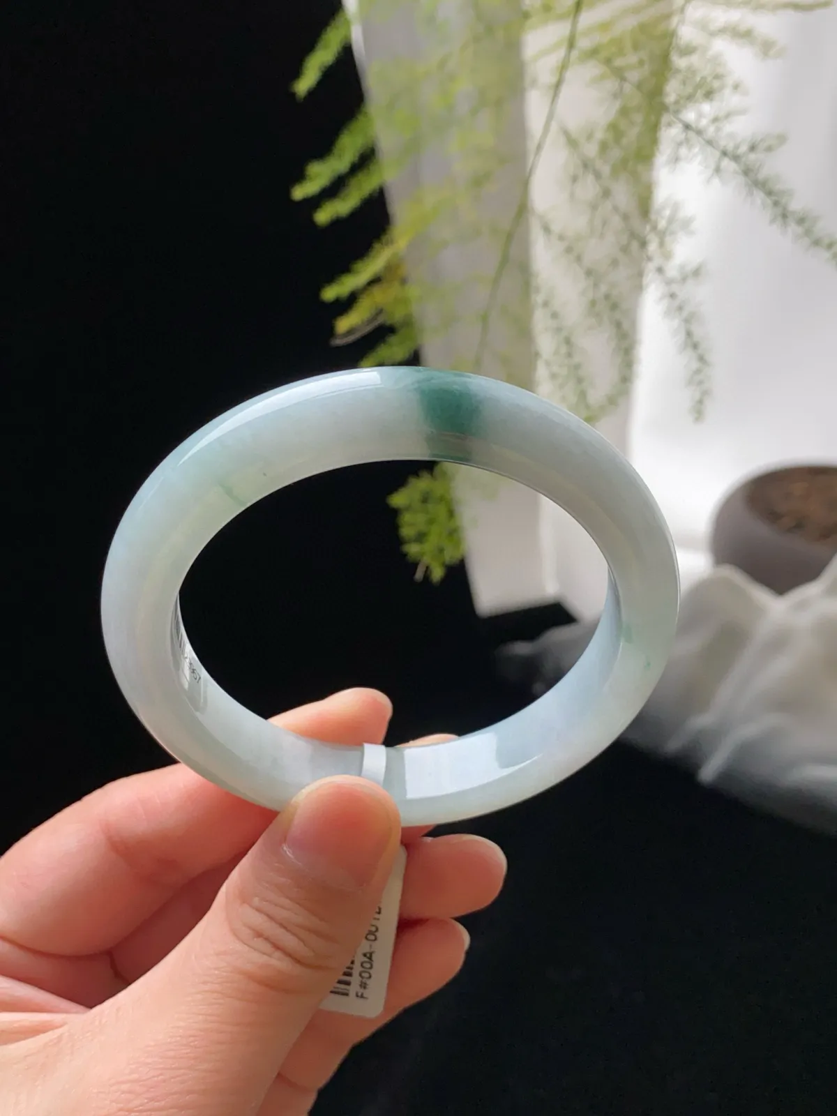 翡翠冰糯种飘绿手镯