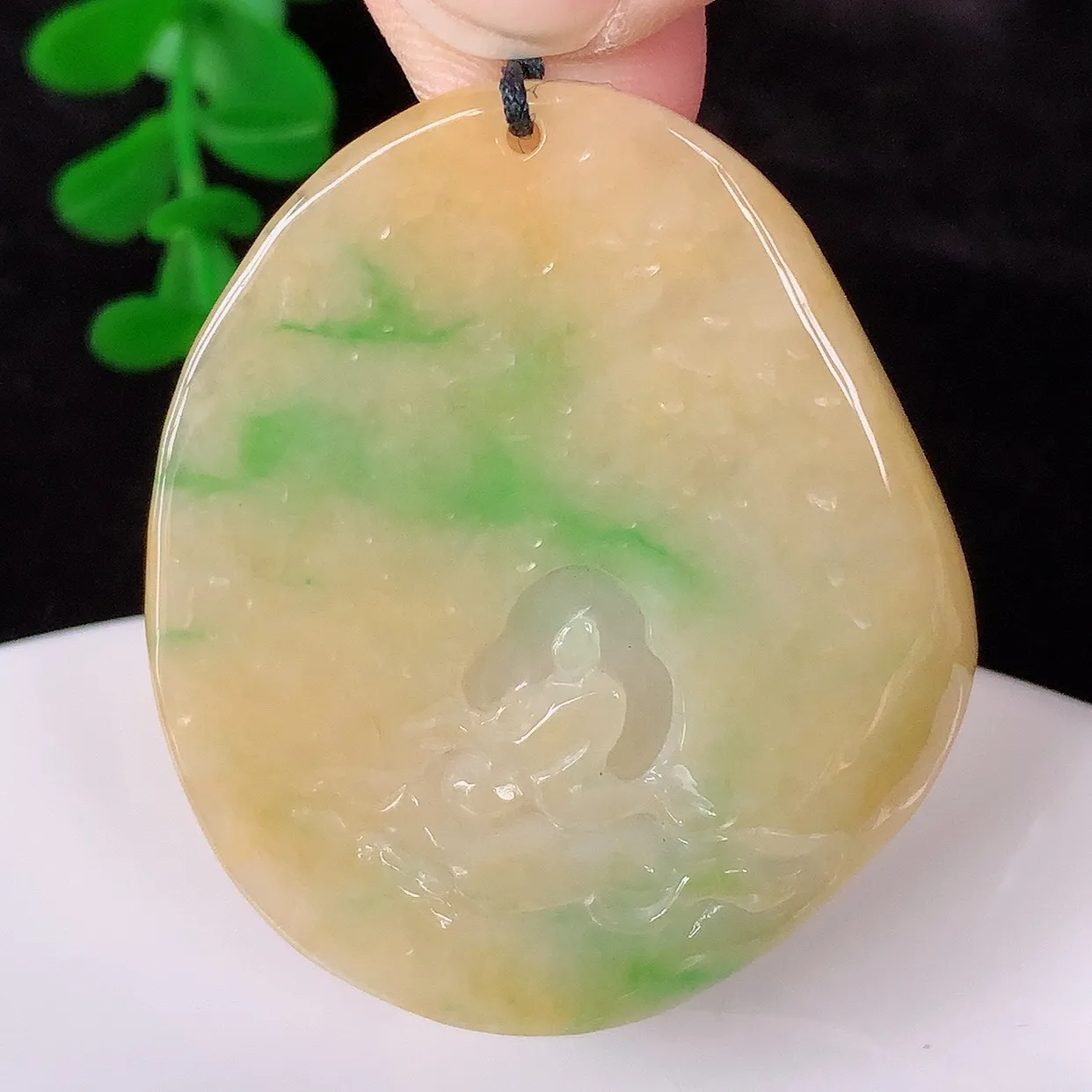 自然光实拍，冰润冰糯种双彩黄加绿翡翠悟道吊坠，翡翠悟道寓意“祥和，安宁，吉祥，幸福”，佩戴效果优雅迷人，性价比超高！#97.12
