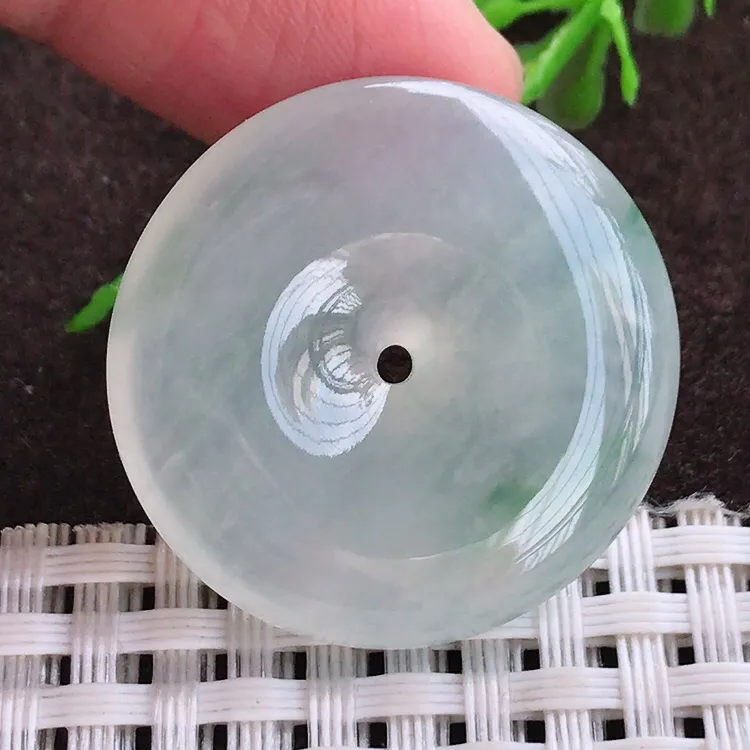 自然光实拍，老坑冰胶果冻飘花平安扣吊坠，玉质细腻，冰莹起胶，色泽鲜美，均匀靓丽，雕工精湛，意境优美，清秀灵气，高档大气，尺寸29.8/5.8