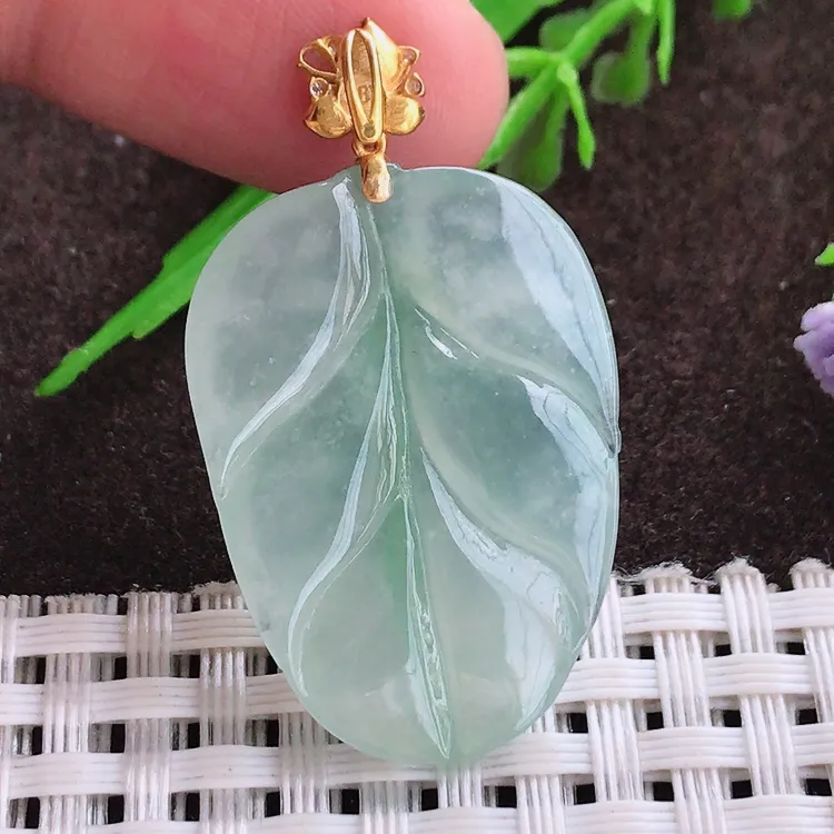 自然光实拍，老坑18k金镶嵌冰润起胶晴底叶子吊坠，玉质细腻，冰莹起胶，色泽鲜美，均匀靓丽，雕工精湛，意境优美，清秀灵气，高档大气，尺寸21.2/22.3/5.3