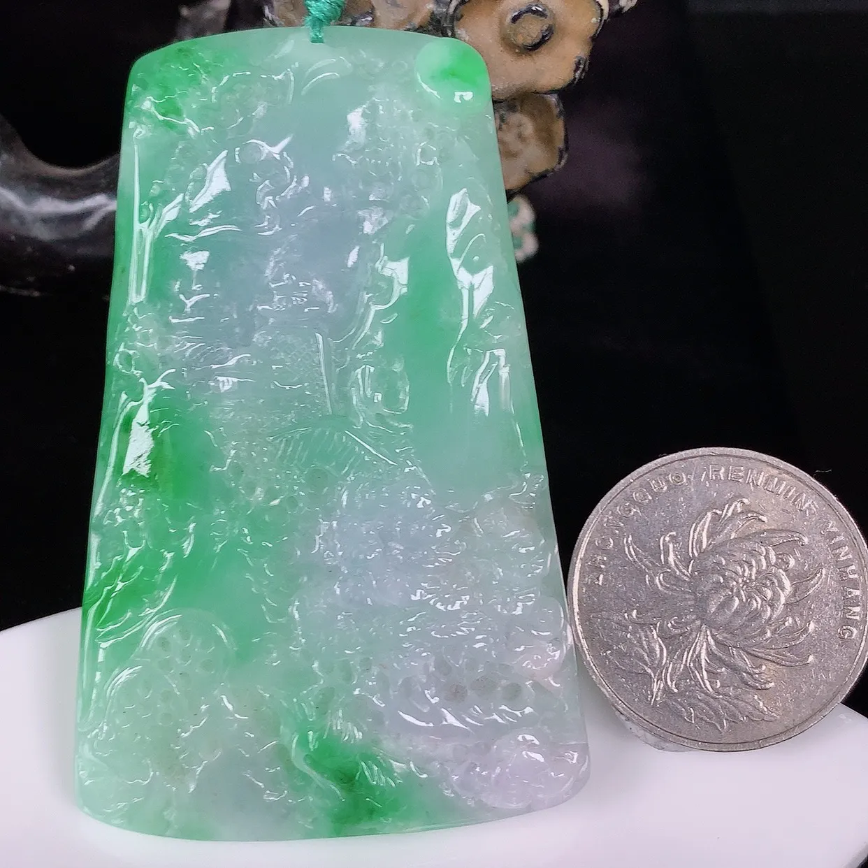 自然光实拍，冰润冰糯种春彩翡翠山水牌吊坠，翡翠山水，立体生动形象，山水素材布局合理，意境感佳，佩戴上身效果更高贵 #57.12