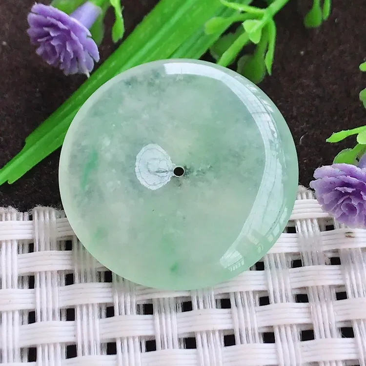 自然光实拍，老坑冰透起胶晴绿平安扣吊坠，玉质细腻，冰莹起胶，色泽鲜美，均匀靓丽，雕工精湛，意境优美，清秀灵气，高档大气，尺寸25.9/4.6