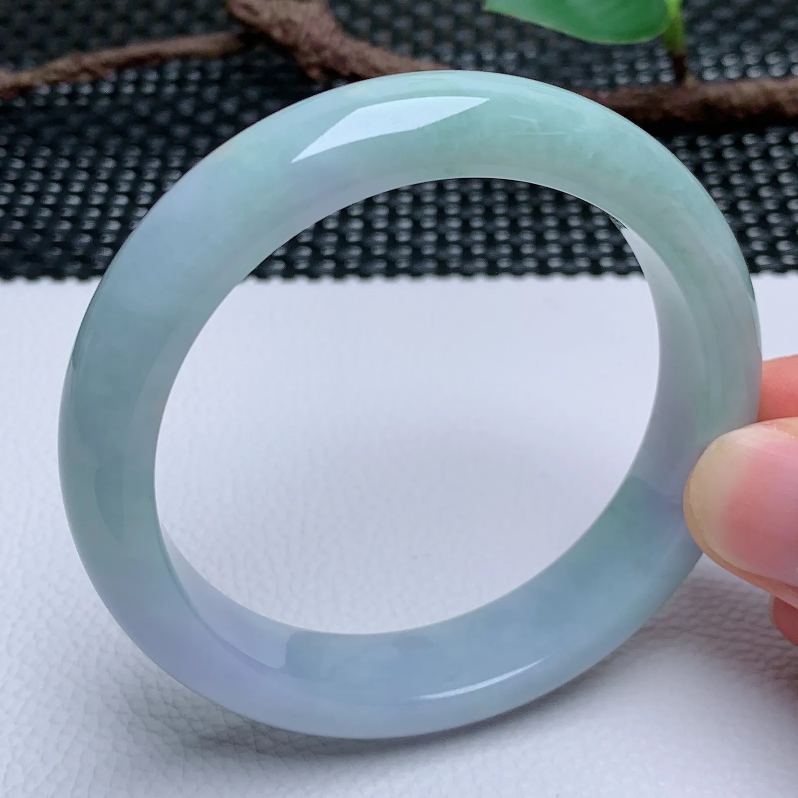 天然翡翠圈口58-59老坑紫罗兰春彩手镯 玉质细腻 种水好 尺寸：58.7-13.2-8.6mm  M66