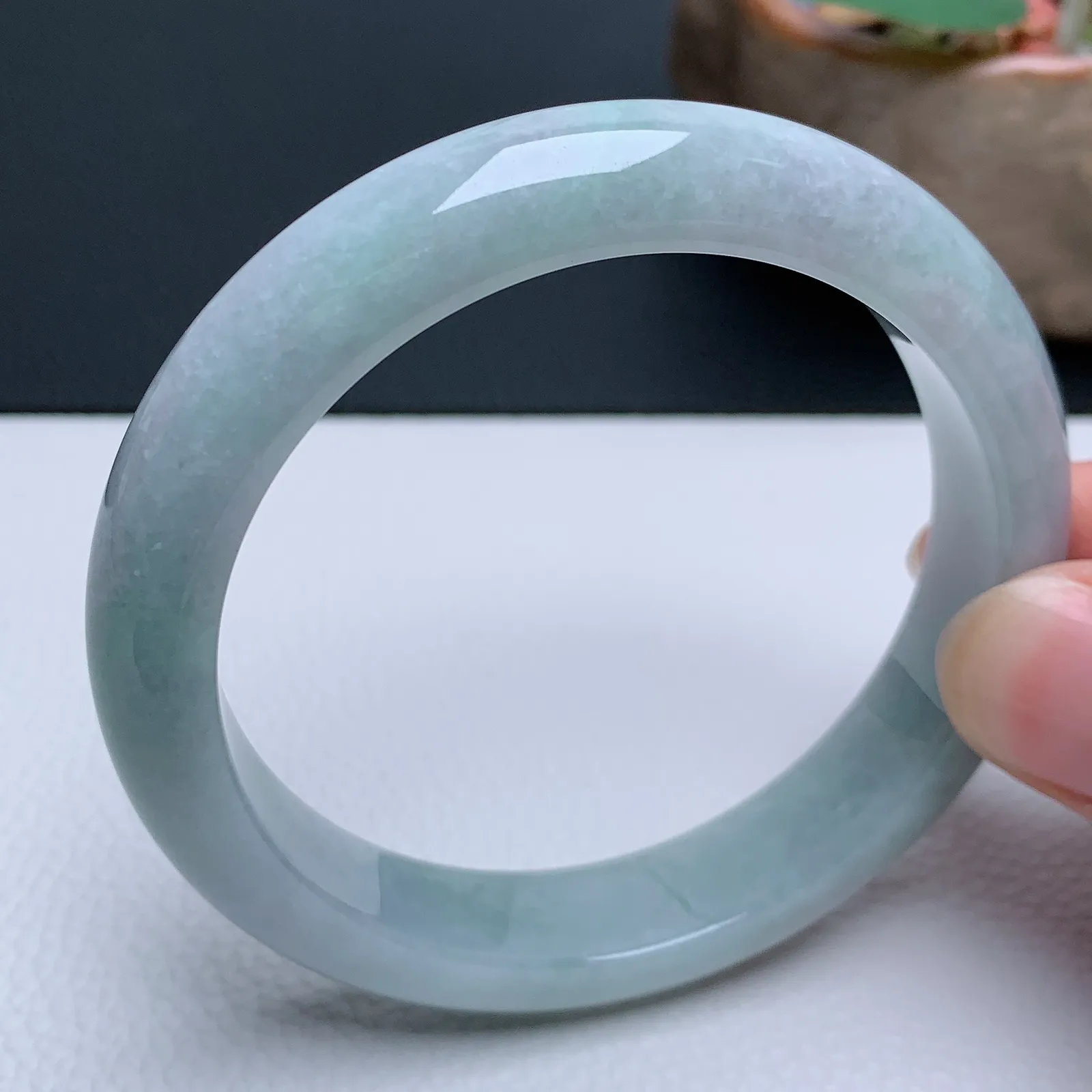 天然翡翠圈口59-60老坑手镯 玉质细腻 种水好 尺寸：59.3-12.5-8.6mm  M66