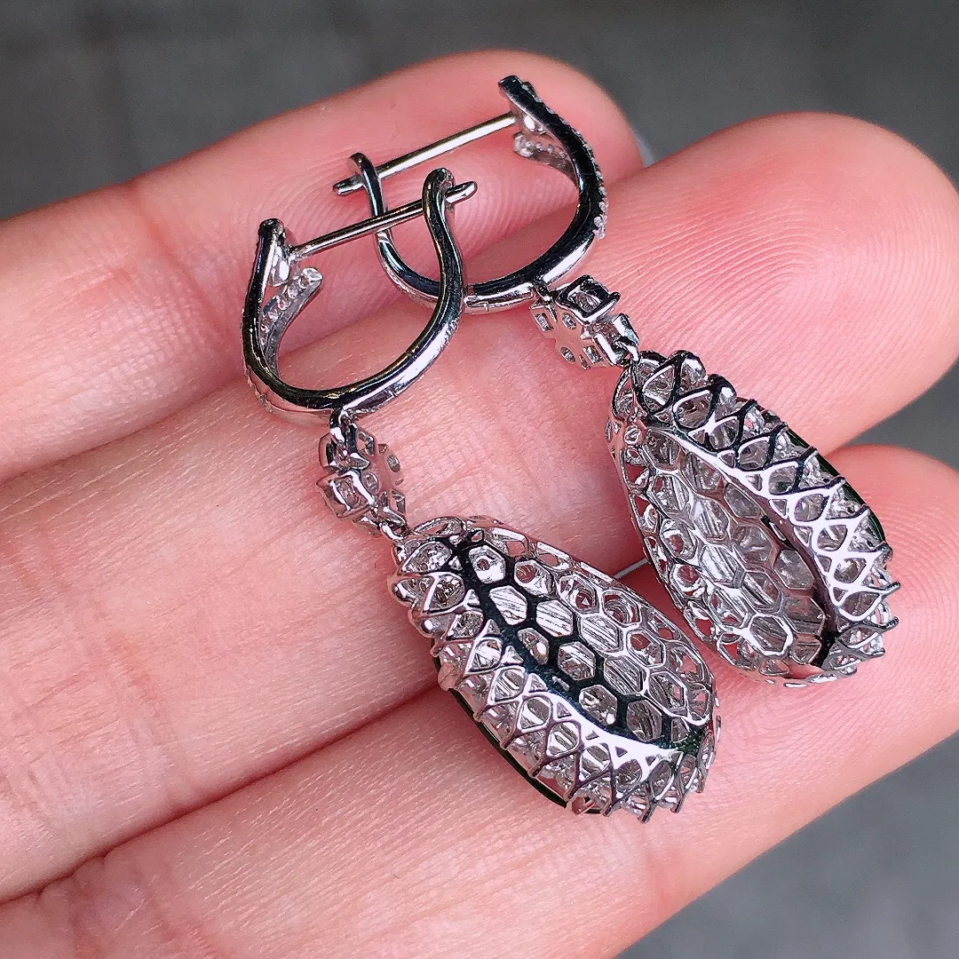 阳绿福豆耳坠，色泽均匀艳丽，玉质细腻，荧光感超
强，饱满水润，气质满满。18k
金豪华镶嵌