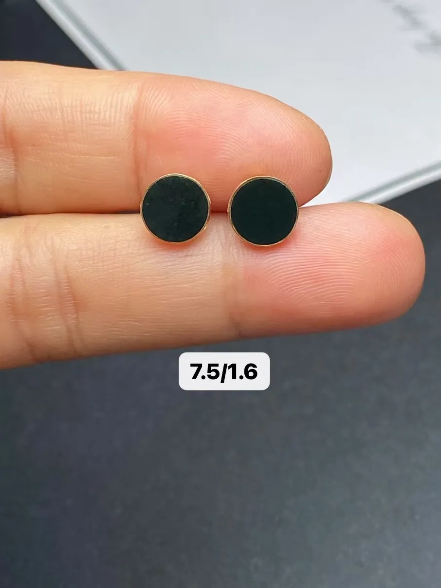【墨翠耳钉】
18k黄金镶嵌  黑度好 灯打通透  品相饱满大气 尺寸7.5