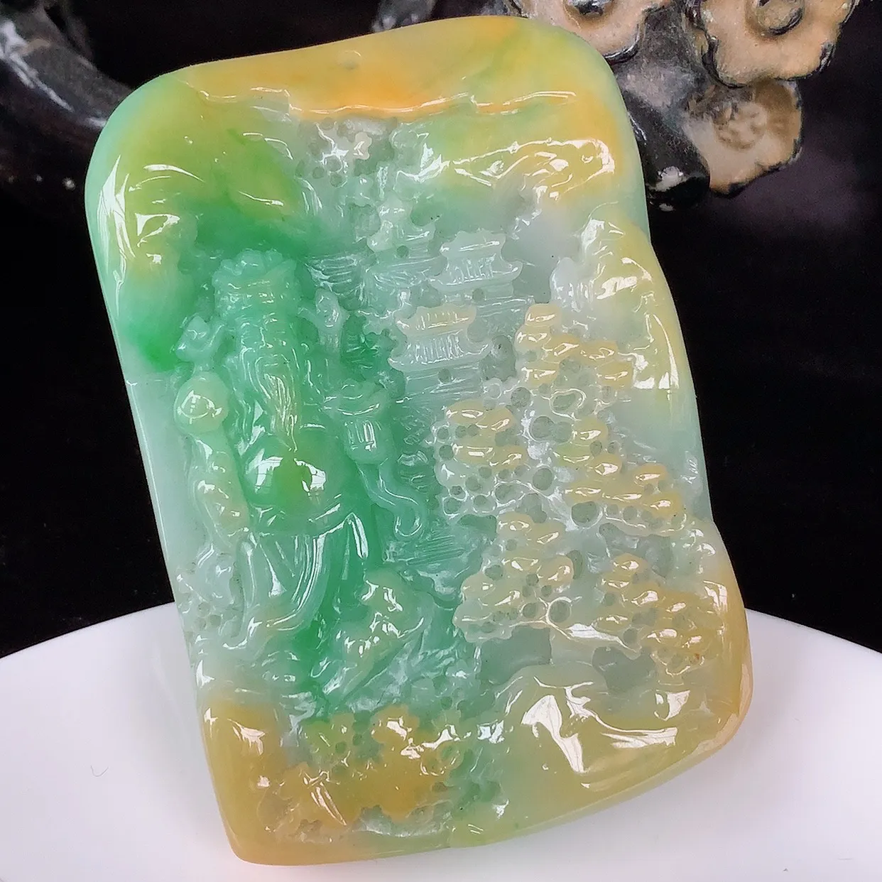 自然光实拍，冰润冰糯种双彩黄加绿翡翠山水财神爷吊坠，种老水足，翠色灵动，寓意美好，佩戴时尚出众！#97.12