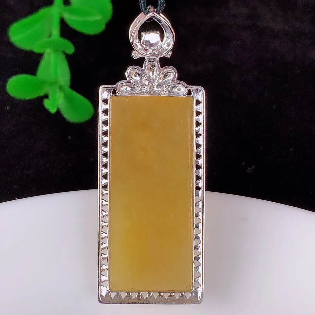 自然光实拍，18K金镶嵌水润冰糯种黄翡翡翠平安无事牌吊坠，翡翠无事牌，平平安安，无事牌翠色灵动，佩戴平安时尚！#00.10整体40.5*14.5*6 裸石27*12