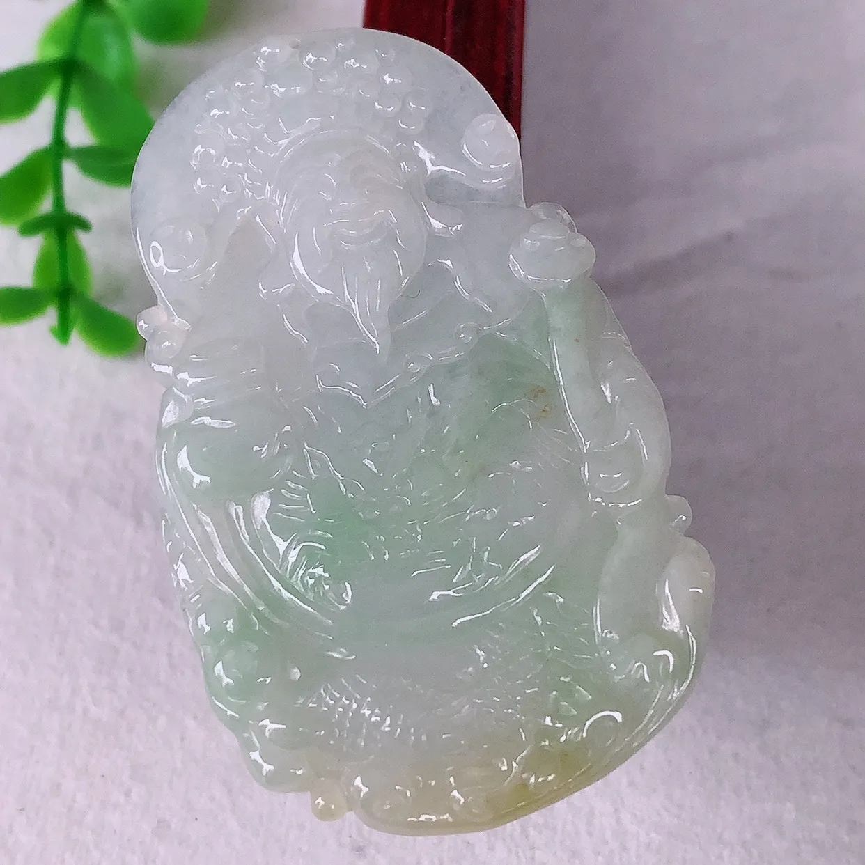 自然光实拍，冰润冰糯种双彩黄加绿翡翠财神爷吊坠，种老水足，翠色灵动，寓意美好，佩戴时尚出众！#68.12