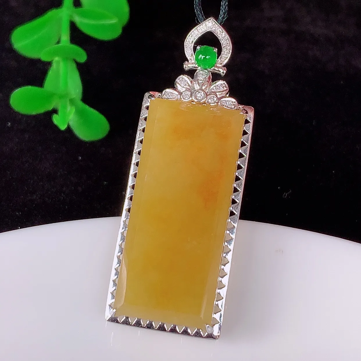 自然光实拍，18K金镶嵌水润冰糯种黄翡翡翠平安无事牌吊坠，翡翠无事牌，平平安安，无事牌翠色灵动，佩戴平安时尚！#00.10整体40.5*14.5*6 裸石27*12