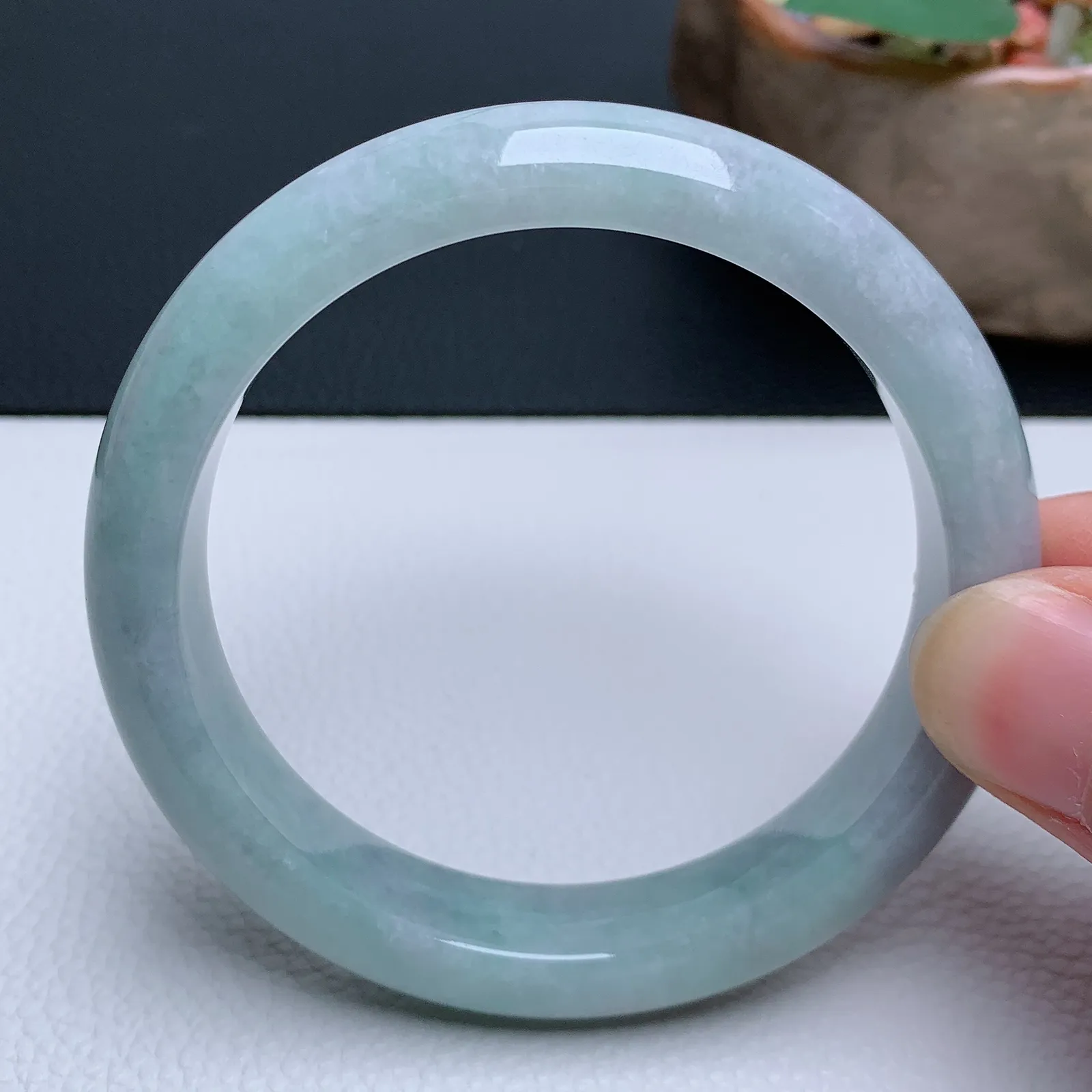 天然翡翠圈口59-60老坑手镯 玉质细腻 种水好 尺寸：59.3-12.5-8.5mm  M66