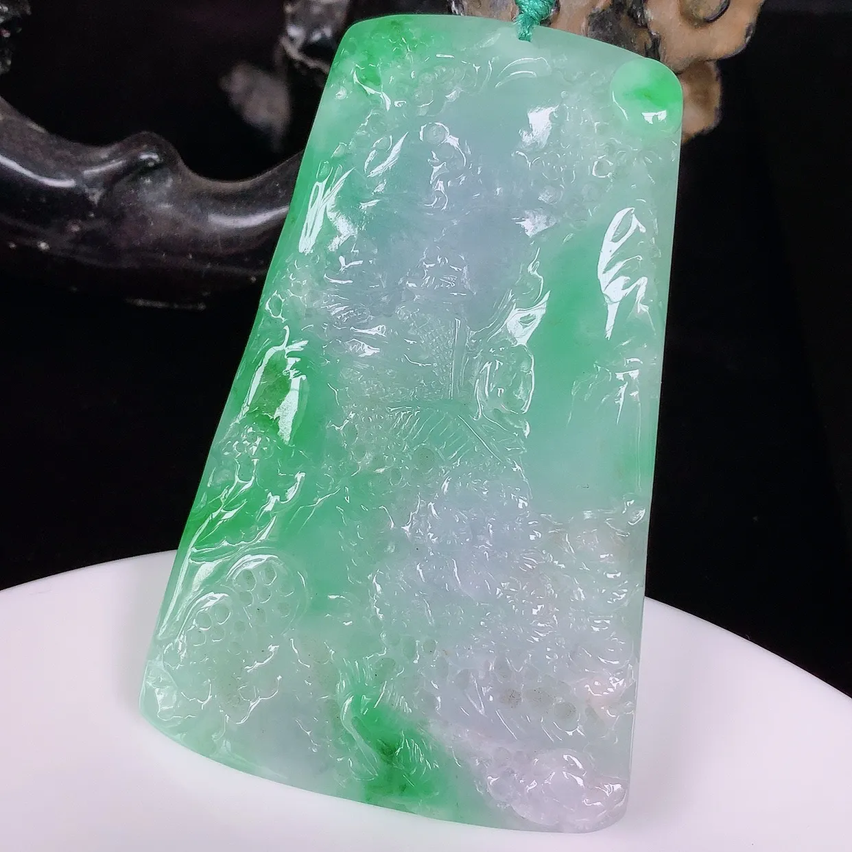 自然光实拍，冰润冰糯种春彩翡翠山水牌吊坠，翡翠山水，立体生动形象，山水素材布局合理，意境感佳，佩戴上身效果更高贵 #57.12