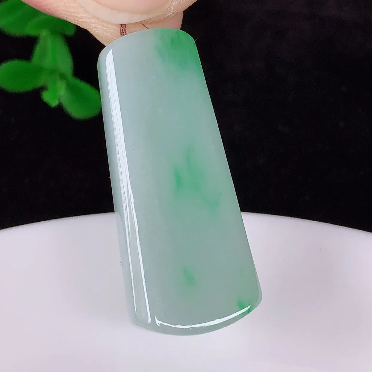自然光实拍，水润冰糯种飘绿翡翠平安无事牌吊坠，翡翠无事牌，平平安安，无事牌翠色灵动，佩戴平安时尚！#57.12