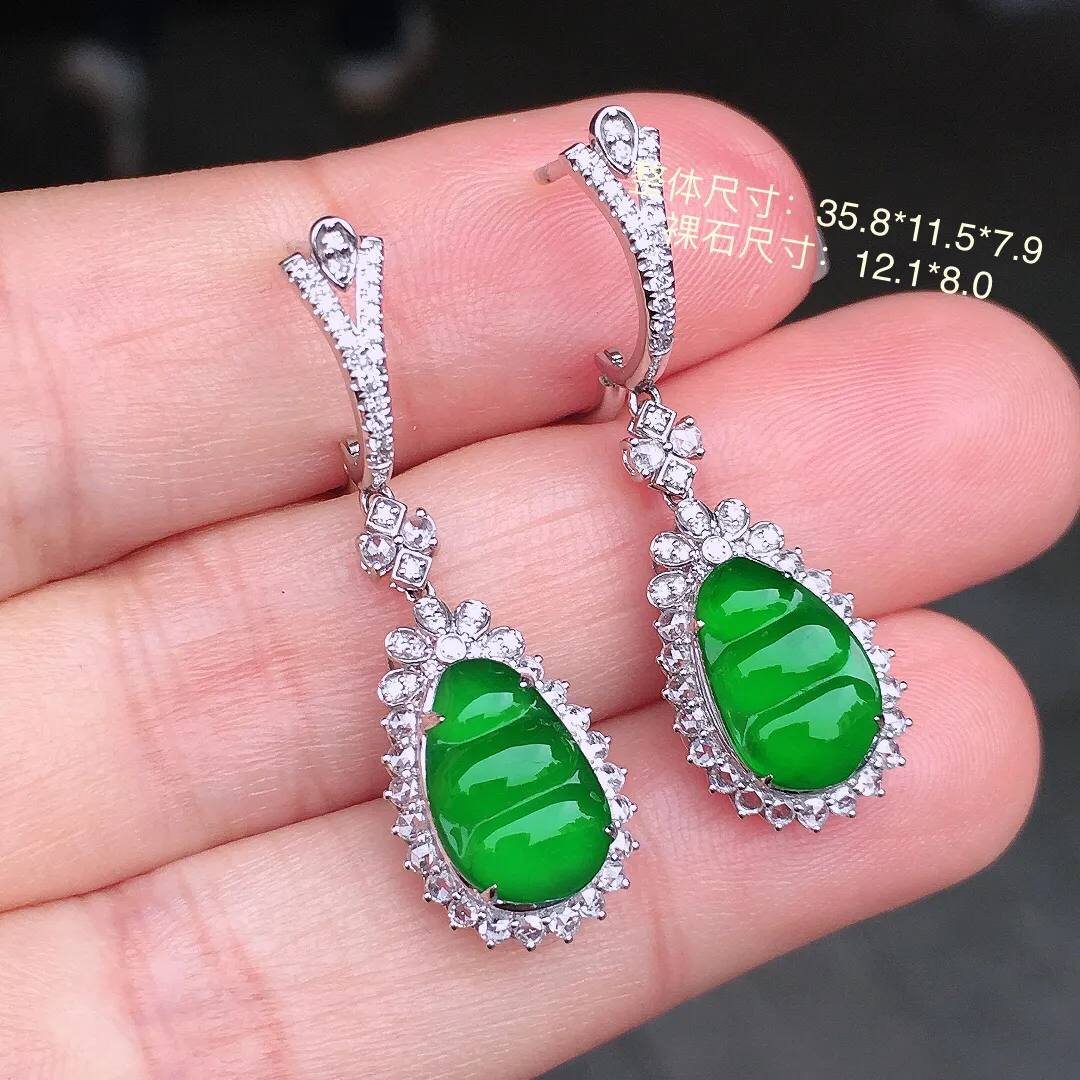 阳绿福豆耳坠，色泽均匀艳丽，玉质细腻，荧光感超
强，饱满水润，气质满满。18k
金豪华镶嵌