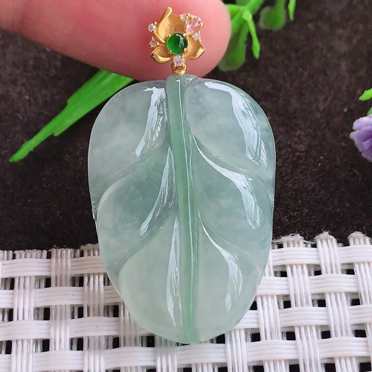自然光实拍，老坑18k金镶嵌冰润起胶晴底叶子吊坠，玉质细腻，冰莹起胶，色泽鲜美，均匀靓丽，雕工精湛，意境优美，清秀灵气，高档大气，尺寸21.2/22.3/5.3