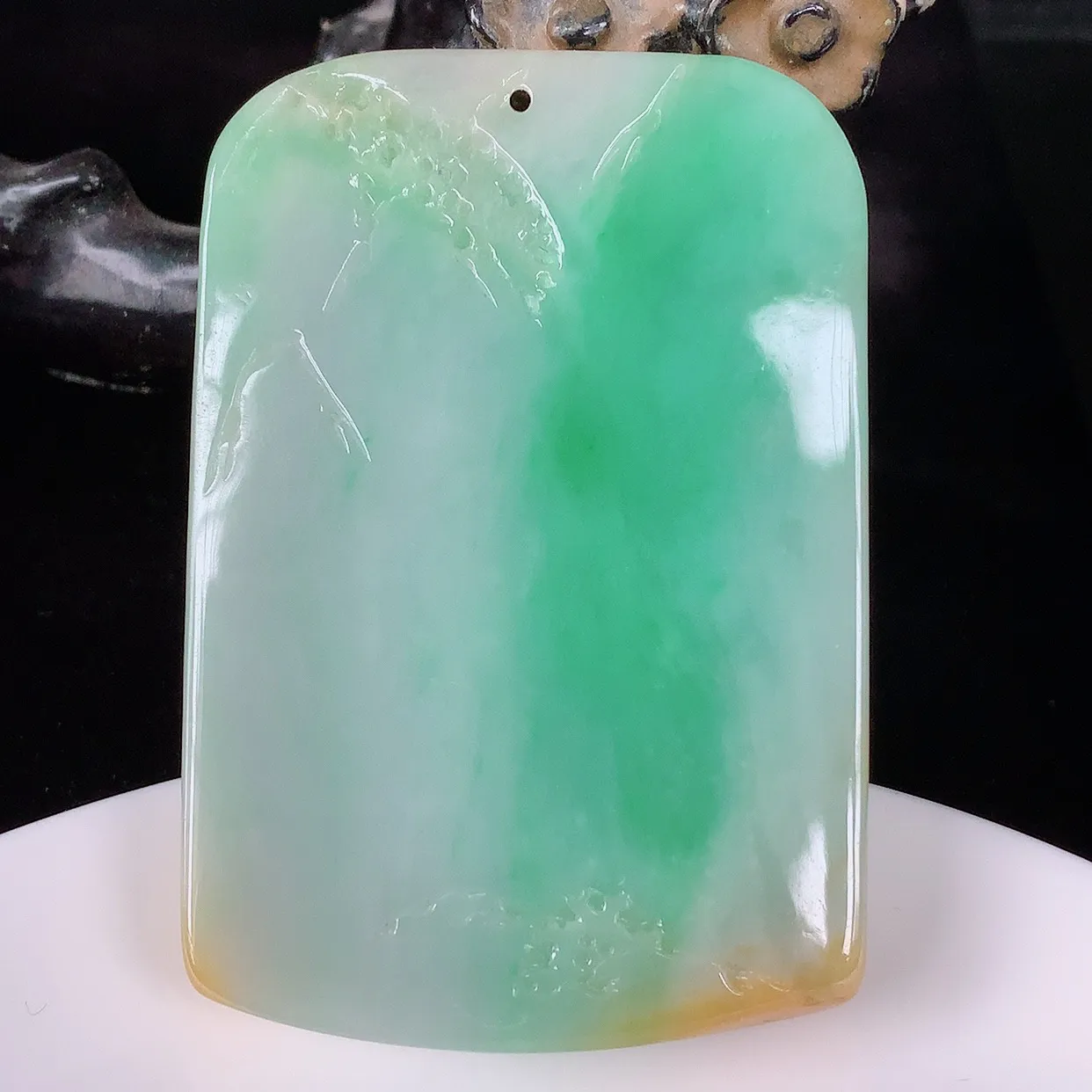自然光实拍，冰润冰糯种双彩黄加绿翡翠山水财神爷吊坠，种老水足，翠色灵动，寓意美好，佩戴时尚出众！#97.12