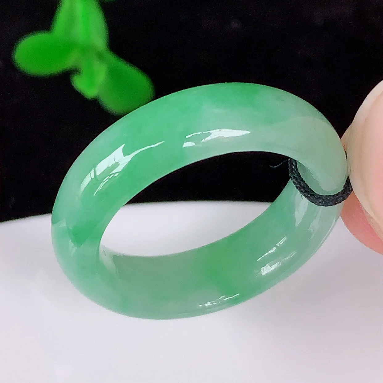 自然光实拍，冰润冰糯种飘绿17.5mm内径翡翠指环，玉戒指，玉质莹润，好精美好冰润的指环，14圈口，上手纤巧！#45.12