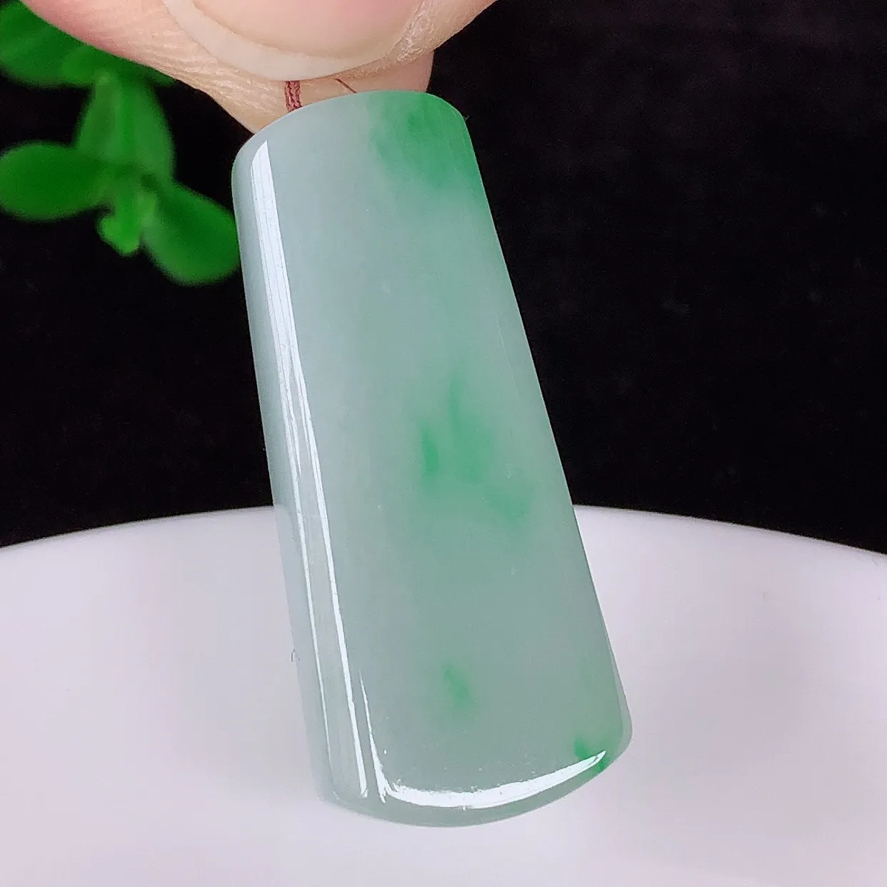 自然光实拍，水润冰糯种飘绿翡翠平安无事牌吊坠，翡翠无事牌，平平安安，无事牌翠色灵动，佩戴平安时尚！#57.12