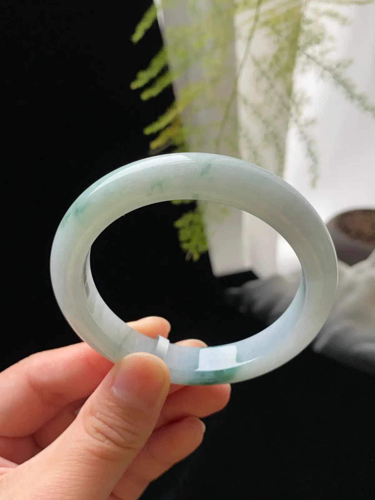 翡翠冰糯种飘绿手镯
