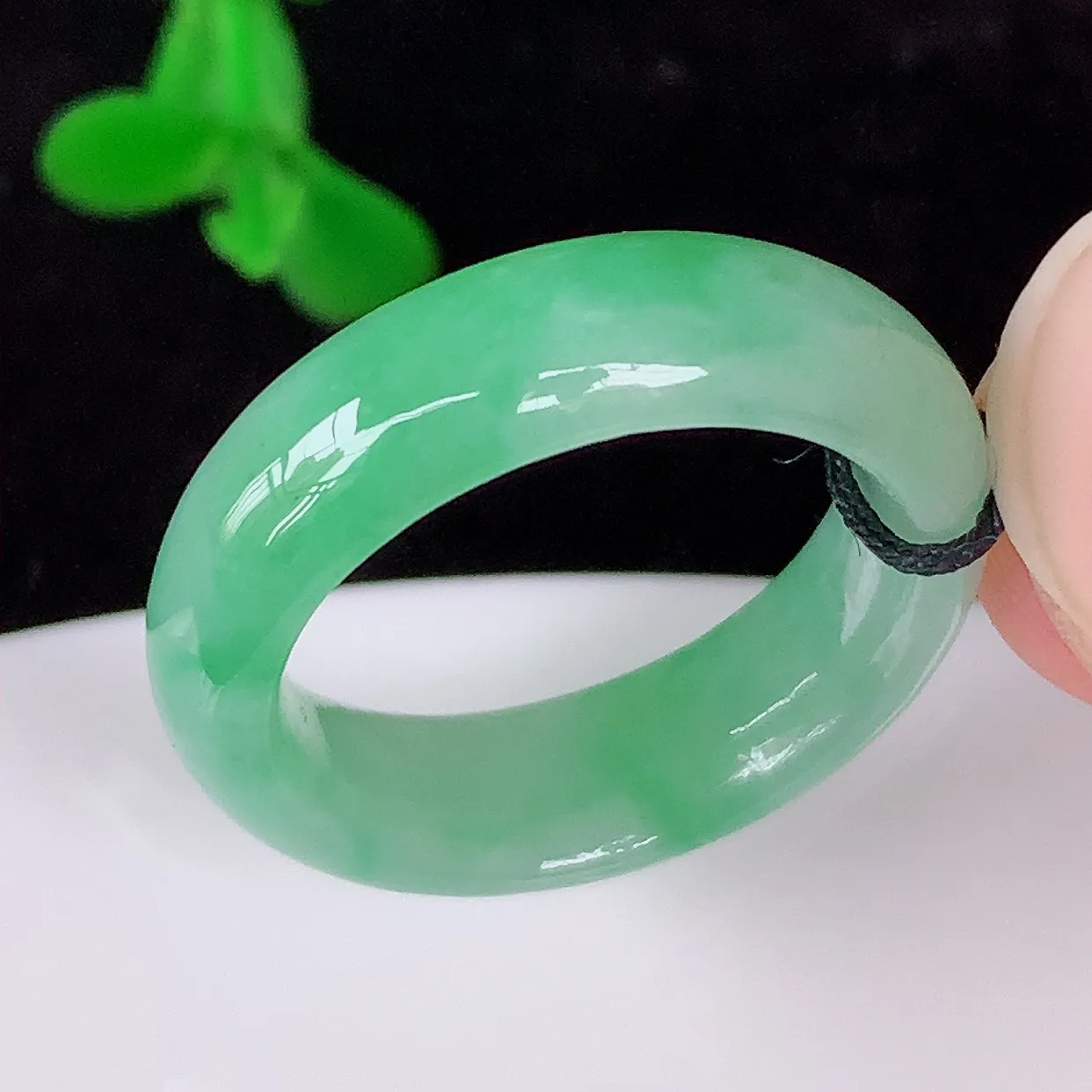 自然光实拍，冰润冰糯种飘绿17.5mm内径翡翠指环，玉戒指，玉质莹润，好精美好冰润的指环，14圈口，