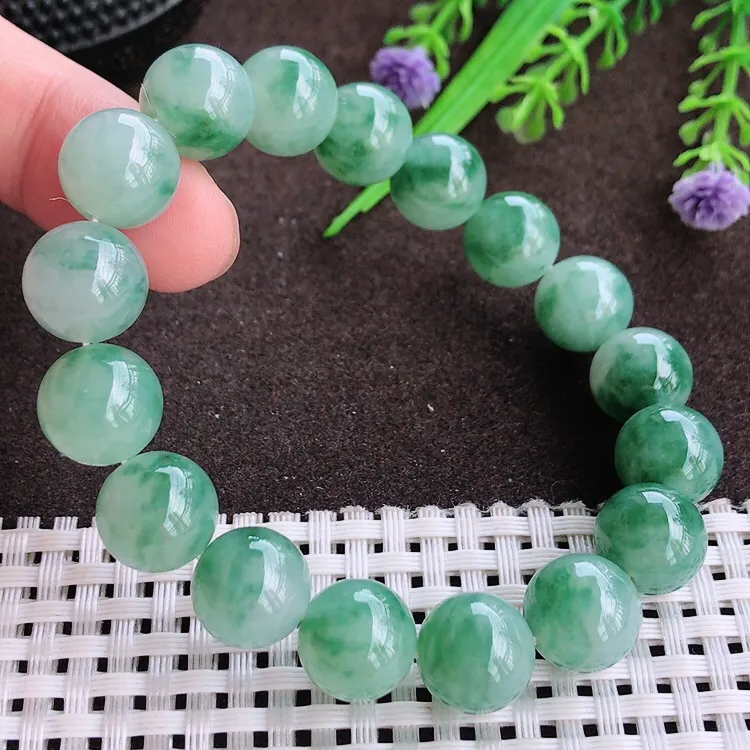 自然光实拍，老坑冰胶水灵飘花玉珠手链，玉质细腻，冰莹起胶，色泽鲜美，均匀靓丽，雕工精湛，意境优美，清秀灵气，高档大气，直径11.8/17颗