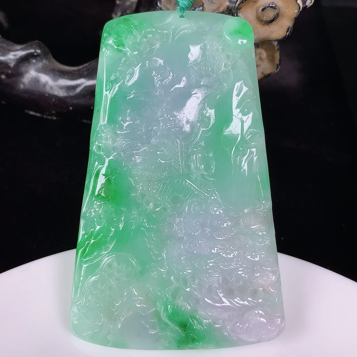自然光实拍，冰润冰糯种春彩翡翠山水牌吊坠，翡翠山水，立体生动形象，山水素材布局合理，意境感佳，佩戴上