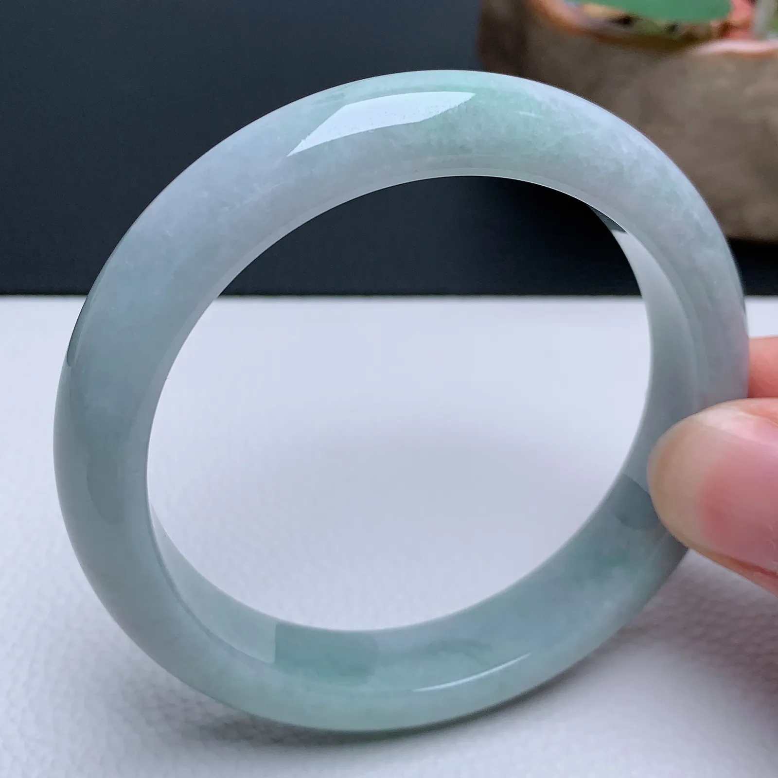 天然翡翠圈口59-60老坑手镯 玉质细腻 种水好 尺寸：59.3-12.5-8.6mm  M66