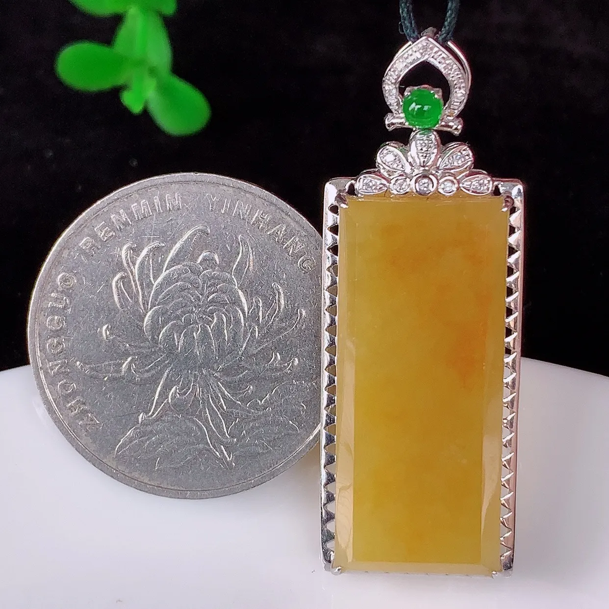 自然光实拍，18K金镶嵌水润冰糯种黄翡翡翠平安无事牌吊坠，翡翠无事牌，平平安安，无事牌翠色灵动，佩戴平安时尚！#00.10整体40.5*14.5*6 裸石27*12