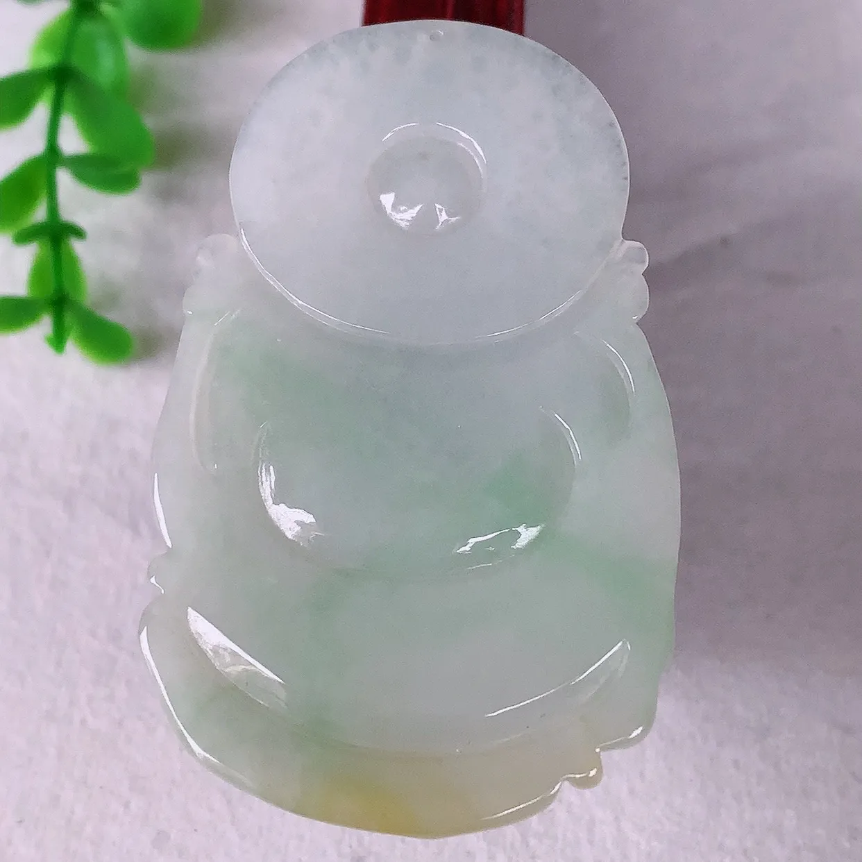 自然光实拍，冰润冰糯种双彩黄加绿翡翠财神爷吊坠，种老水足，翠色灵动，寓意美好，佩戴时尚出众！#68.12